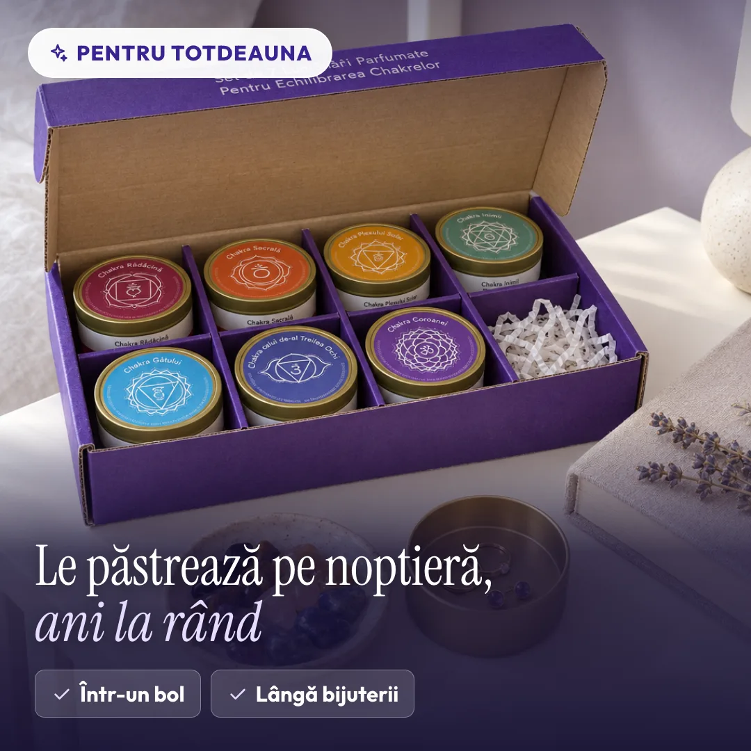 Bol cu cristale colorate pe noptieră, lângă cutiuța aurie folosită pentru inele